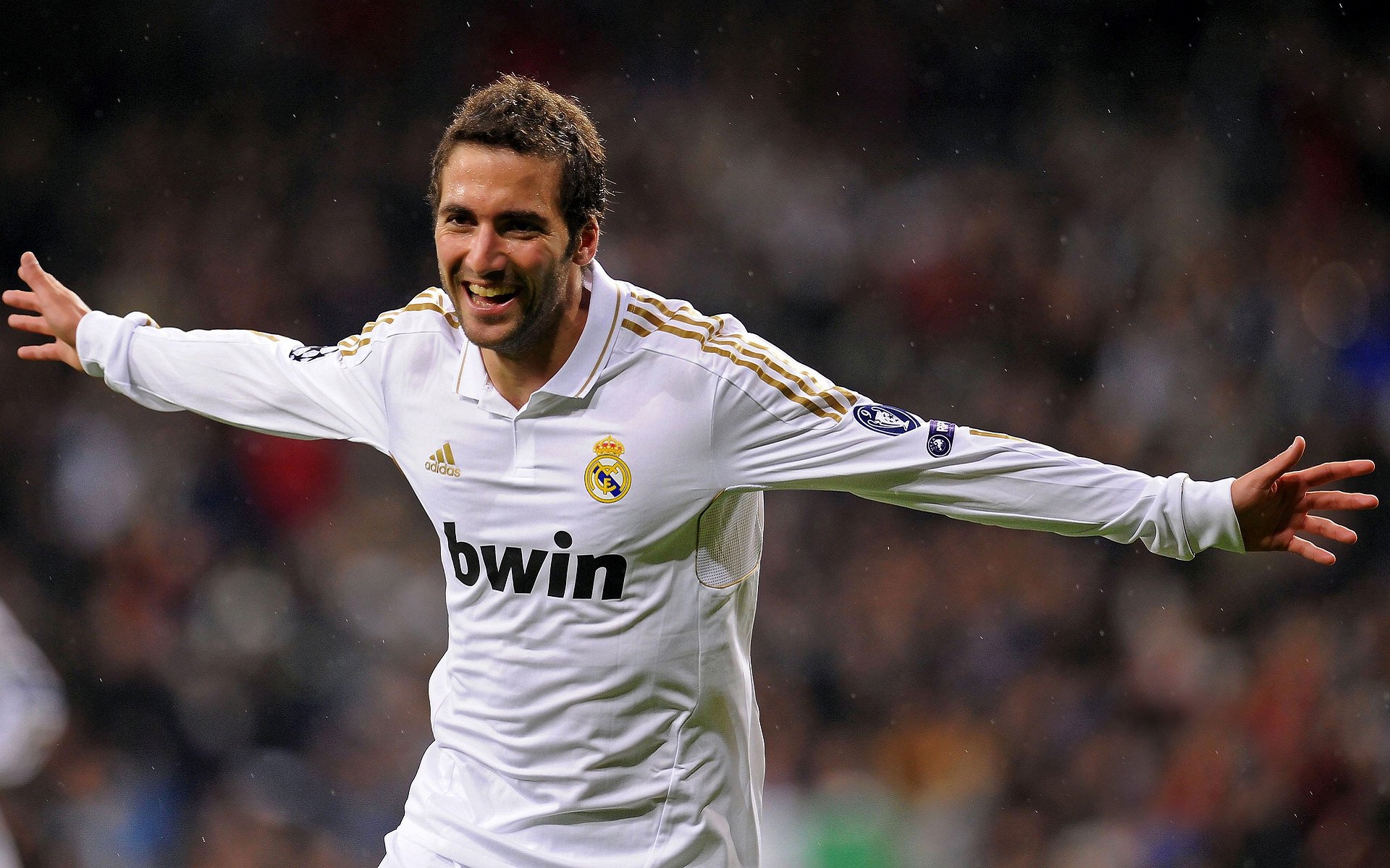 包装工四分卫表现出色，传球精准度极高，包装工 四分卫